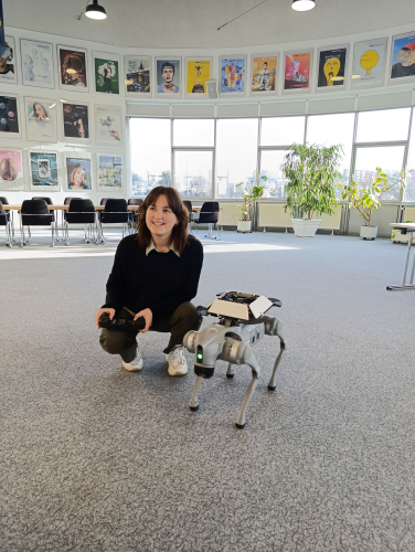Maelle mit Roboterhund