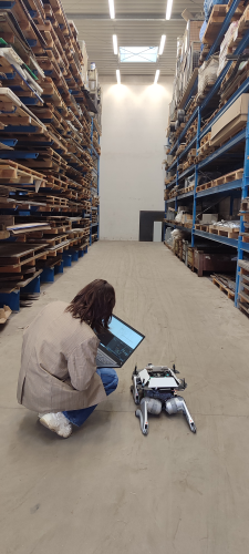 Maelle mit Roboterhund (3)